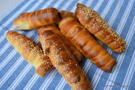 Fierbem ficatul, plamanul, splina si slanina in apa in care am adaugat piperul boabe, ienibaharul si foile de dafin. Savori Urbane Covridog Reteta De Crenvursti In Aluat Facebook