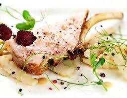 Rezept Tipp Beiried Vom Wassersmoker Oder Grill Mit Romischer Erdapfel Tortilla Und Gefullten Paradeisern Falstaff In 2020 Rezepte Lebensmittel Essen Kohlrabi
