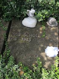 Sie wurde aufgrund ihres engagements in der widerstandsgruppe weiße rose hingerichtet. Friedhof Am Perlacher Forst Munchen Aktuelle 2021 Lohnt Es Sich Mit Fotos
