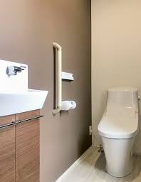 ブラウンでまとめた落ち着きのあるトイレ トイレ インテリア トイレ 壁紙 おしゃれ トイレ 壁紙