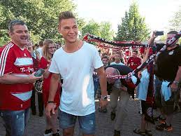 Der rathausschlüssel wechselt trotz corona den besitzer. Bosingen Empfang Joshua Kimmich Sorgt Fur Ausnahmezustand Rottweil Umgebung Schwarzwalder Bote