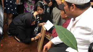 Mimpi mengkafani, bermakna suatu hal yang tidak baik akan terjadi Mimpi Melihat Kain Kafan Tulisan