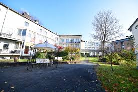 Die neue bank vor dem pfarrhaus gestiftet von der servicestelle engagement im erzbistum köln lädt ein zum verweilen auf dem idyllischen kirchengelände von st. Altenhilfe Bruck Merheim Verfuss Koln