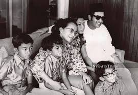 Tun dr siti hasmah singing gubahanku. Happy Sweet 93 Dr Siti Hasmah