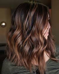 Toutes les coiffures tendance qui vont faire 2020. Tendance Coloration 2020 Les Plus Belles Coiffures Balayage Caramel Pour Tout Type Et Longu Coiffure Balayage Cheveux Bruns Style De Cheveux