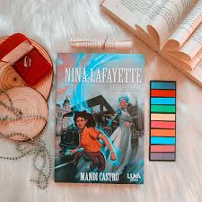 RESENHA📚❤️ TITULO: Nina Lafayette e o salto temporal AUTORA: Mandi Castro  Nina e Martim Lafayette, uma dupla de irmãos jovens dotados da capacidade  de realizar viagens temporais, confrontam a ameaça de Ettore,