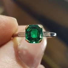 How Amazing Is The Colour Of This Emerald Solitaire Set With Baguette Shoulders Love Emerald Colombianemerald Ring Jewelry Diamond Jewelry Vintage Jewelry