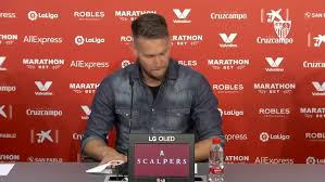 Tomas vaclik out of england euro qualifier. Vaclik Y El Mudo Emocionados En Su Adios Al Sevilla