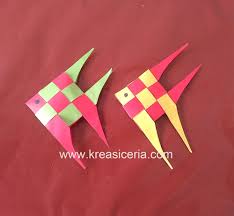 Anyaman kertas ini tergolong unik sebab bentuk ketupatnya atau diamond nya berganti warna. Membuat Hiasan Bentuk Ikan Dari Anyaman Kertas