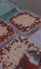 How to make a red velvet cheesecake cake: Red Velvet Cheese Leleh Cake Red Velvet In Tub Food Drinks Homemade Bakes On Carousell