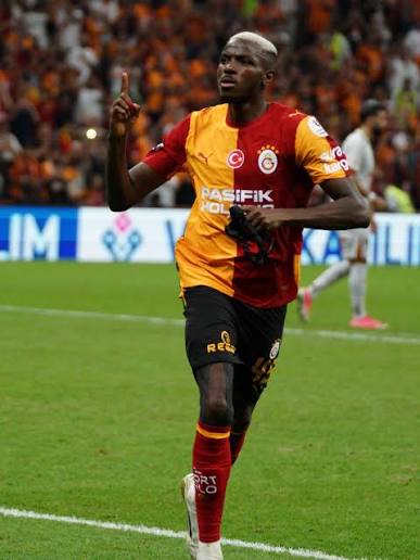 🚨🇳🇬 Victor Osimhen wins and converts a penalty for Galatasaray! 🎯🔥  That's his fifth goal of the season already. 🇳🇬⚽️ Osimhen is on fire! 🦅