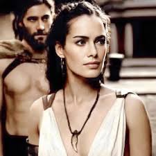 GORGO, REINA DE ESPARTA: LA INFLUENCIA SILENCIOSA DETRÁS DE UN IMPERIO 👸🏻  En el corazón de la antigua Esparta, una ciudad conocida por sus guerreros  implacables y su rigurosa disciplina, emergió una