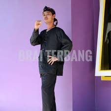 Menurut sejarah, surjan telah ada sejak zaman mataram islam dan pertama kali diciptakan oleh sunan kalijaga. Jual Setelan Pangsi Baju Adat Sunda Hitam Polos Khusus Xxl Kab Cirebon Brai Terbang Tokopedia