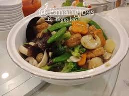 Masukkan sayur asin dan tumis sampai wangi. Hakka House Kelapa Gading