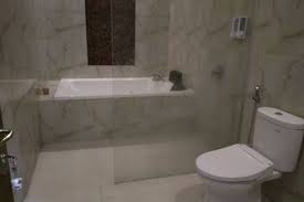 Tidak lupa, keberadaan jendela di dalam kamar mandi memberikan pencahayaan alami pada kamar mandi yang mengusung warna gelap seperti hitam. Moms Pilih Punya Kamar Mandi Di Dalam Kamar Tidur Sehat Gak Ya Semua Halaman Nakita