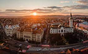 Tîrgu mureşul este un oraş al interferenţelor culturale, etnice, economice şi sociale, un model european de stabilitate şi siguranţă a cetăţeanului, cu servicii. PrimÄƒria Targu MureÈ™ Marosvasarhely Polgarmesteri Hivatala Home Facebook