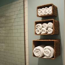 Cestos Nao Utilizados Tambem Podem Fazer Parte Da Decoracao Acabaram Virando Nichos Onde Organizadores De Banheiro Banheiros Primitivos Organizacao De Toalha