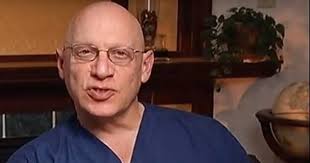 Se atendió con un ginecólogo durante nueve años y descubrió que era su  padre biológico