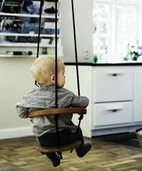 Als bonus spart sich der kunde den gang in die fußgängerzone und hat eine hervorragende auswahl rund um die uhr direkt parat. Babyschaukel Wunderbare Vorschlage Fur Innen Und Aussen Schaukel Holzschaukel Babyschaukel