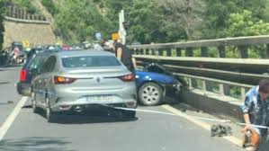 Valea oltului a fost blocată de ziua națională, după ce mai multe tone de pietre au căzut pe șoseaua care leagă sibiul e și cazul mașinii din imaginile postate pe facebook de un martor, mașină care a. Anpvzdlhtxry6m