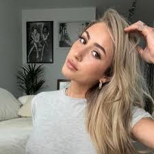 Shana Roche's Instagram, Twitter & Facebook