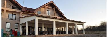 Ansamblul imobiliar de loturi casa cu tei începe direct de la asfalt din dn1a și se întinde spre pădure, iar asta oferă un peisaj foarte plăcut. Casa Cu Tei Cazare Resita