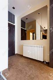 Ein ganzkörperspiegel mit einem schlichten edelstahlrahmen unterstreicht den. Wohnung Flur Mit Grossem Spiegel Lizenzfreie Fotos Bilder Und Stock Fotografie Image 30658961
