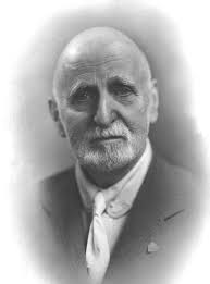 Alex Dow's Instagram, Twitter & Facebook