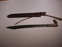 Rumah ini mempunyai ciri dan keistimewaan tersendiri maupun dari segi keselamatan dan kebudayaan. Ethnographic Arms Armour Dayak Parang Ilang Handle Parang Arms And Armour Blunt Object