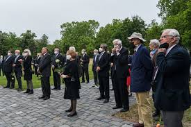 Éppen 25 éve alakult meg antall józsef kormánya. Jeszenszky Bod Peter Akos David Ibolya Es A Tobbiek Mind Ott Talalkoztak Ma Delelott Antall Jozsef Sirjanal 24 Hu