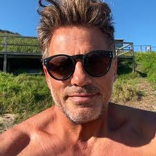 Who can provide a reliable boat ride to Broughton Island and what is a  reasonable price for the trip?