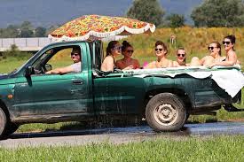 Use our pickup truck to carry out home improvement projects, pick up items from your local store, tow your boat or vehicle. Cooler Pool Wasserspass Auf Pickup Truck Sudwest Badische Zeitung