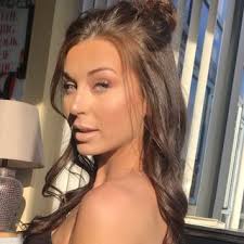 Robin Courtemanche's Instagram, Twitter & Facebook