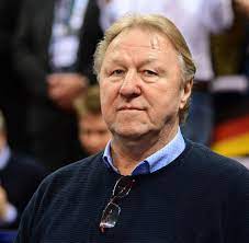 Horst hrubesch wird neuer cheftrainer des hamburger sv. Horst Hrubesch Beim Hsv Muss Wieder Mehr Uber Fussball Gesprochen Werden Welt