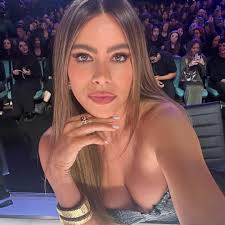 Sofía Vergara, subió estas fotos a su perfil de IG 🤯 ven la gente del  fondo ? Seda algún tipo de filtro o que piensas ?