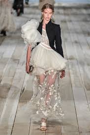 Alexander Mcqueen Pret A Porter Printemps Ete 2020 Defile 2020 Alexander Defile Mcqueen Pret A Porte Fashion Alexander Mcqueen Dresses Fashion Show
