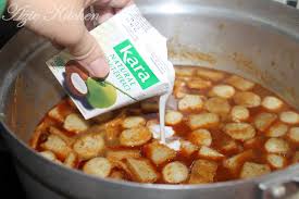 Boleh dikatakan penyediaan mee kari ni agak remeh sebab bahannya memang banyak, termasuk bahan. Mee Kari Kerang Azie Kitchen