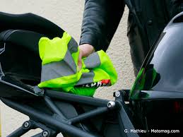 Depuis 2008, il est obligatoire d'avoir dans son voiture un gilet de sécurité jaune et de l'enfiler avant la sortie du véhicule de façon à être parfaitement visible en cas de panne ou d'accident. Securite Routiere La Ffmc Pas Favorable Au Gilet Jaune Moto Magazine Leader De L Actualite De La Moto Et Du Motard