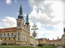 Dohromady čítá asi 3.500 obyvatel. Velehrad 1150 Years Since Arrival Of Ss Cyril Methodius Cirkev Cz