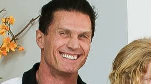 Lembra dele? André Segatti reaparece ao lado do filho e da esposa em  cliques raros