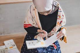 Episode dimulai dengan naku yang minum air dalam daun yang diberikan dutta. Interview Cerita Unik Di Balik Buku Minta Dibanting Rintik Sedu