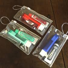 Elle se présente généralement sous la forme d'une petite brosse au bout d'un manche. Trousse De Voyage Brosse A Dent Et Dentifrice Marvis Rasage Classique