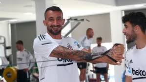 Mehmet topal'la evlenmeden önce böbrek vakfı halkla i̇lişkiler müdiresi olan selda hanım, zamanının büyük bölümünü hayır işlerine ayırıyor. Mehmet Topal Ve Besiktas Gercekleri Sinan Vardar Dan Ibretlik Transfer Hikayesi