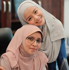 Adik kepada pelakon dan pengacara mira filzah iaitu aina fadhilah selamat bergelar isteri kepada pasangannya, mohamad afif pada 29 ogos lalu. Ibu Inspirasi Buat Mira Filzah One Day Become Half The Woman You Are Strong Beautiful And Intelligent Keluarga