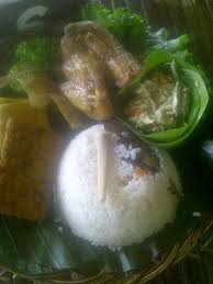 Di kota bandung, anda bisa menikmati aneka masakan tradisional di saung dengan suasana pedesaan dan pemandangan alam yang indah lho. Rumah Makan Saung Berkah Saung Berkah