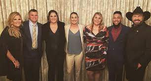 The two first met in 1987, and they got married in 2005. Garth Brooks S Children One Of His Daughters Is A Rising Country Star
