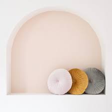 Trova facilmente il prodotto cuscino rotondo tra ben 41 prodotti dei principali brand (vitra, kristalia, fermob,.) su archiexpo, il sito specializzato in architettura e design per i buyers del settore. Cuscino Rotondo In Velluto Grigio 40 Cm Maelle Maisons Du Monde