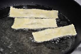 La sua origine risale ai tempi dei romani you can have galani veneziani (dolci di carnevale) using 13 ingredients and 5 steps. Chiacchiere Di Carnevale La Ricetta Scientifica Spiegata In 5 Punti