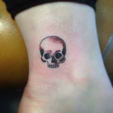 Maybe you would like to learn more about one of these? 1000 Ideas About Small Skull Tattoo On Pinterest Tiny Skull Tattoos Tatuaje De Calavera Pequeno Calaveras Tatuajes Tatuaje Pequeno Tobillo