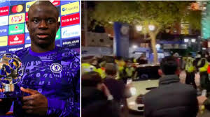 Ngolo kanté préfère sa mini aux voitures de sport ! La Simplicite De N Golo Kante A La Sortie Du Stade Anglais Stamford Bridge Fait Le Buzz